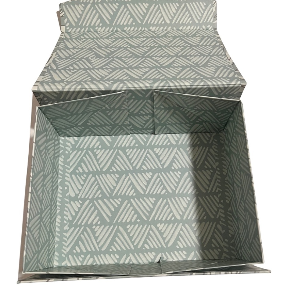 The Spring Shop Leaf Design Box - Picture 5 of 5